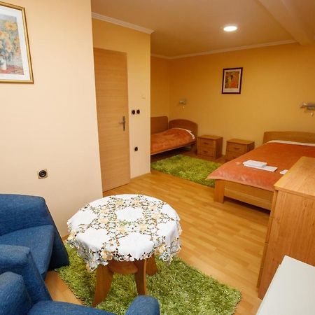 Guest House Mali Homtel 수보티차 외부 사진