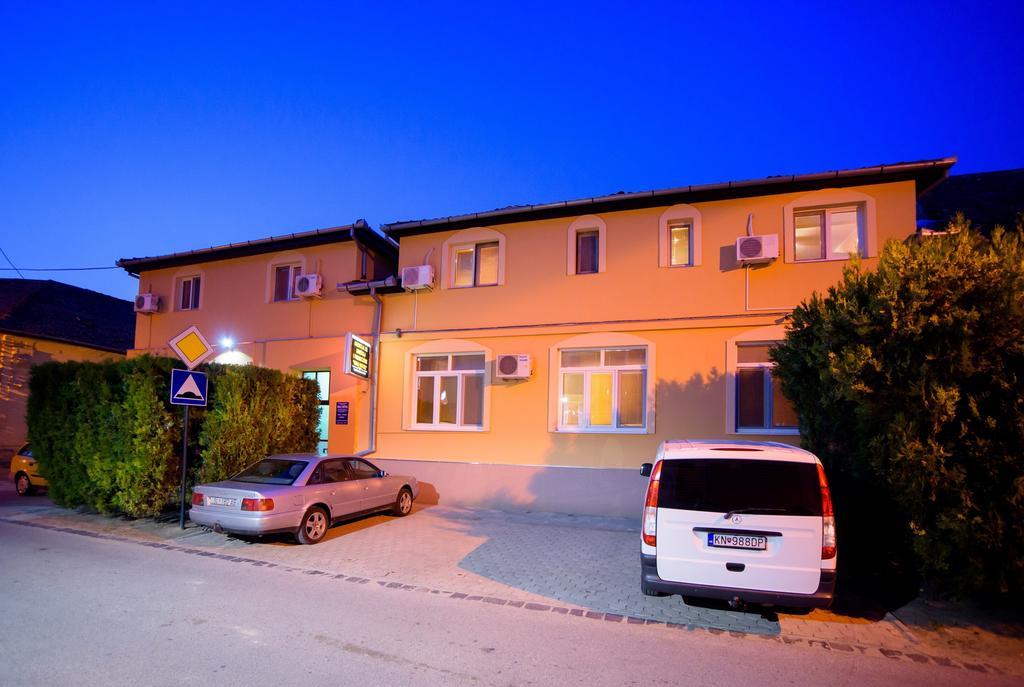 Guest House Mali Homtel 수보티차 외부 사진